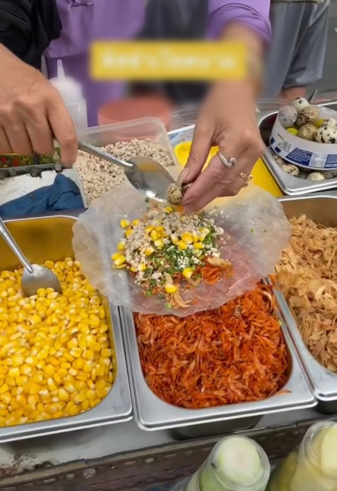 Du khách nước ngoài hào hứng chia sẻ những món ăn Việt được chế biến trên xe đẩy với mức giá bình dân - Ảnh 2.