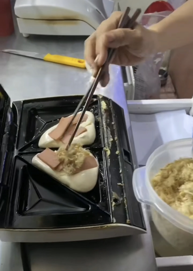 Du khách nước ngoài hào hứng chia sẻ những món ăn Việt được chế biến trên xe đẩy với mức giá bình dân - Ảnh 18.