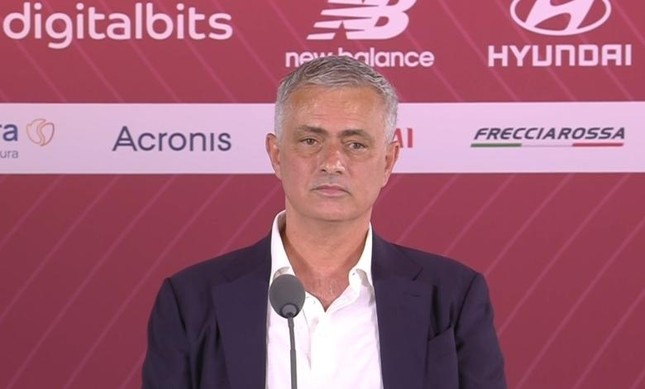 Bị Mourinho vạch tội, hậu vệ Roma đưa gia đình lánh nạn - Ảnh 1.