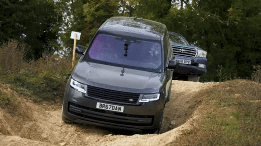 Hai ‘vua địa hình’ Land Cruiser và Range Rover tỉ thí off-road và cái kết - Ảnh 1.