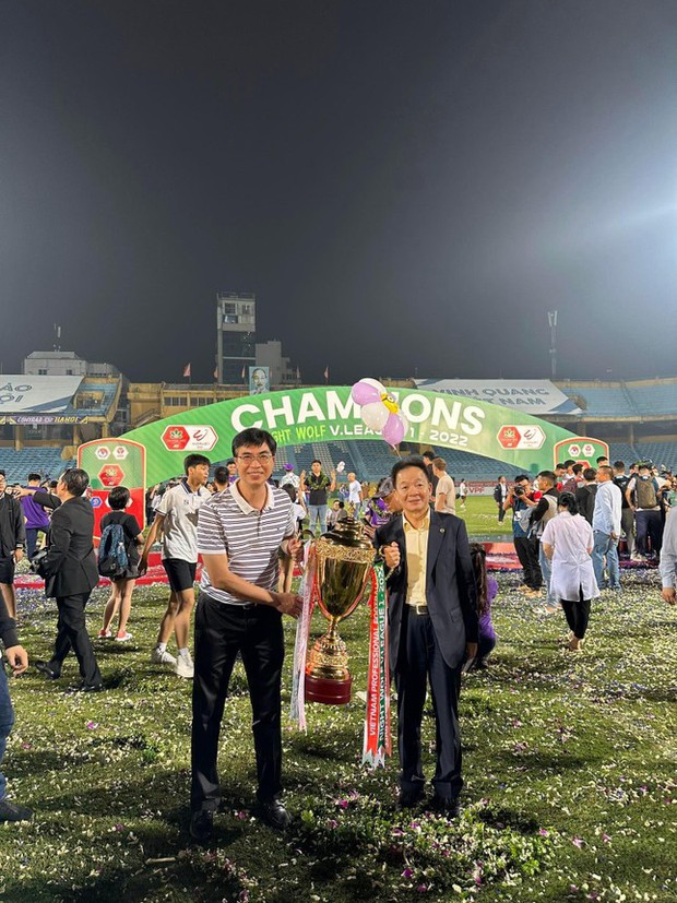 Đỗ Mỹ Linh cùng nhà chồng mừng CLB Hà Nội vô địch V-League - Ảnh 3.