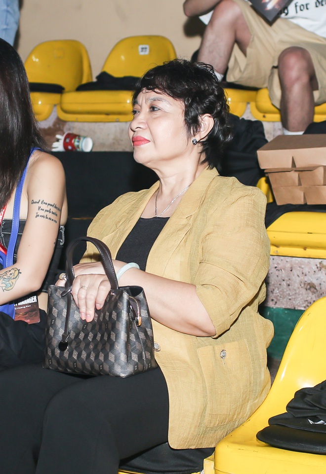 Mẹ Soobin Hoàng Sơn rơm rớm nước mắt khi khán giả hô vang tên con trai ở KOSMIK Live Concert - Ảnh 8.