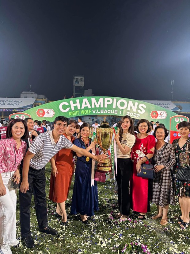 Đỗ Mỹ Linh cùng nhà chồng mừng CLB Hà Nội vô địch V-League - Ảnh 2.