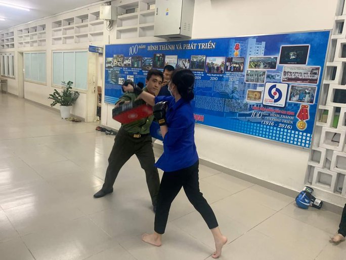 Nhân viên y tế được học võ phòng vệ - Ảnh 2. Nhân viên y tế được học võ phòng vệ - Ảnh 2.