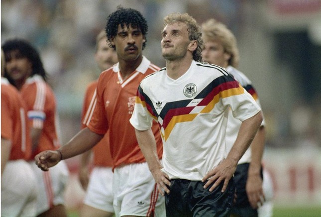 Lịch sử World Cup 1990: Pha phun mưacủa Rijkaard phơi bày mối thâm thù Đức - Hà Lan - Ảnh 3.