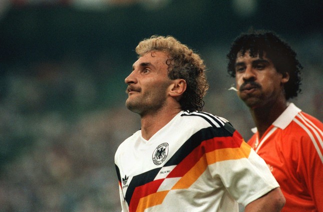 Lịch sử World Cup 1990: Pha phun mưacủa Rijkaard phơi bày mối thâm thù Đức - Hà Lan - Ảnh 2.