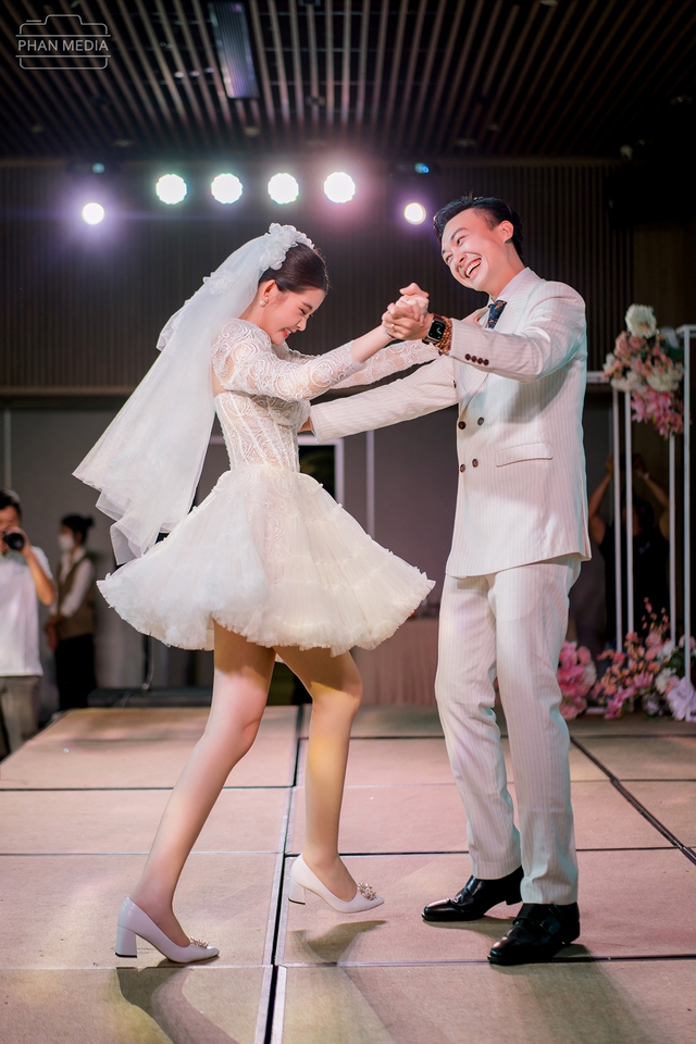  Hoa hậu Ngân Anh diện 3 váy cưới, khiêu vũ cùng chồng biên tập viên trong hôn lễ ở Quy Nhơn  - Ảnh 6.