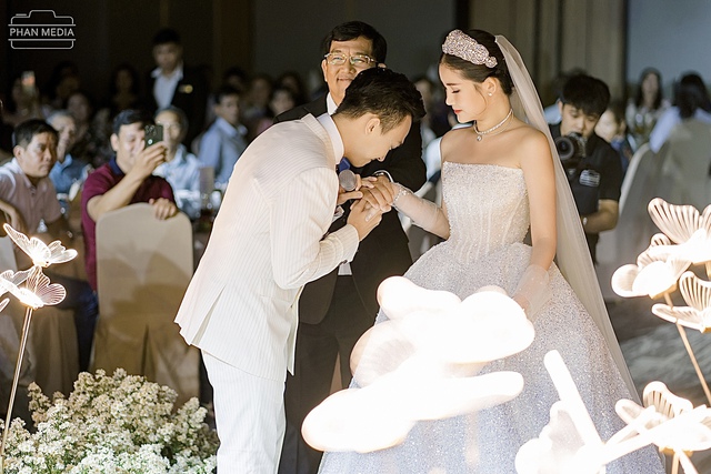  Hoa hậu Ngân Anh diện 3 váy cưới, khiêu vũ cùng chồng biên tập viên trong hôn lễ ở Quy Nhơn  - Ảnh 3.