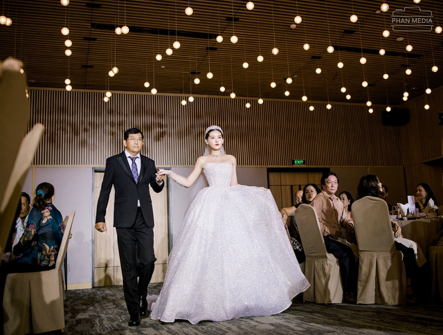  Hoa hậu Ngân Anh diện 3 váy cưới, khiêu vũ cùng chồng biên tập viên trong hôn lễ ở Quy Nhơn  - Ảnh 2.