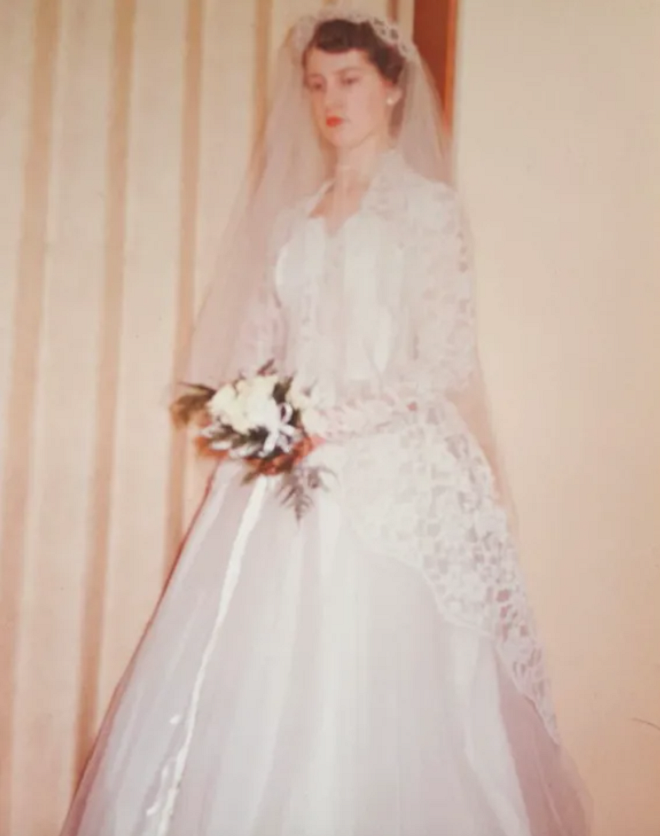 Váy cưới ‘vượt thời gian’ 60 năm được 3 thế hệ cô dâu cùng 1 nhà mặc khi kết hôn - Ảnh 1.