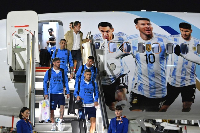 Messi rạng rỡ đặt chân đến Qatar, sẵn sàng chinh phục World Cup 2022 - Ảnh 3.