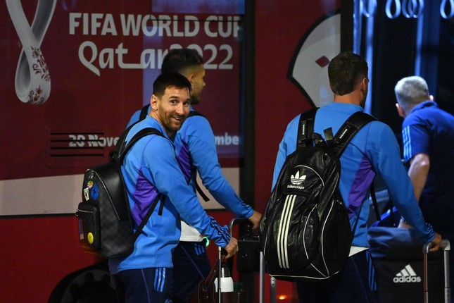 Messi rạng rỡ đặt chân đến Qatar, sẵn sàng chinh phục World Cup 2022 - Ảnh 2.