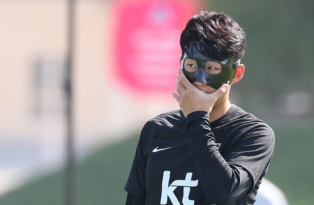 Son Heung-min phải đeo mặt nạ không số ở World Cup 2022 - Ảnh 1.