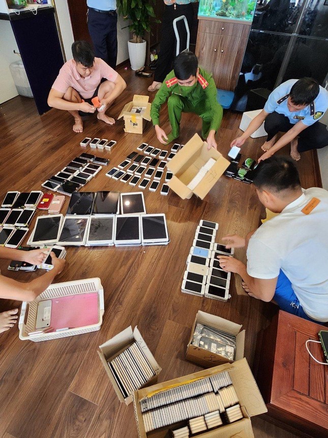 Hà Nội: Thu giữ 400 điện thoại iPhone không rõ nguồn gốc - Ảnh 1.