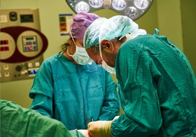 Bị bác sĩ dỏm cắt 2 quả thận khi phẫu thuật cổ tử cung - Ảnh 1.