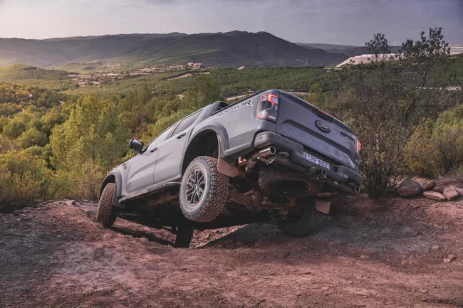Mỗi thị trường một kiểu động cơ, Ford Ranger Raptor 2023 sắp về Việt Nam bị đặt dấu hỏi lớn - Ảnh 9.