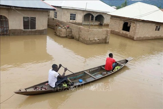 Lũ lụt nặng nề ở châu Phi do biến đổi khí hậu - Ảnh 1.