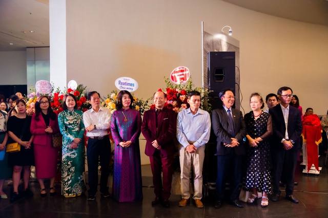 Nét sáng tạo độc nhất vô nhị của họa sĩ “kỳ nhân” Ngô Xuân Bính trong triển lãm “Ego– Người” - Ảnh 3. Nét sáng tạo độc nhất vô nhị của họa sĩ “kỳ nhân” Ngô Xuân Bính trong triển lãm “Ego– Người” - Ảnh 3.