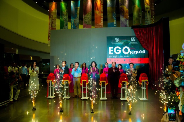Nét sáng tạo độc nhất vô nhị của họa sĩ “kỳ nhân” Ngô Xuân Bính trong triển lãm “Ego– Người” - Ảnh 2. Nét sáng tạo độc nhất vô nhị của họa sĩ “kỳ nhân” Ngô Xuân Bính trong triển lãm “Ego– Người” - Ảnh 2.