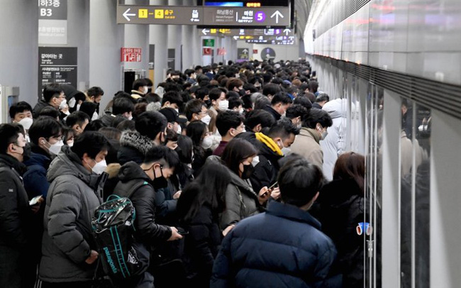Tàu điện ngầm đông đúc gây lo lắng sau thảm họa Itaewon - Ảnh 1.