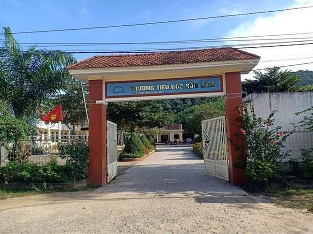 Khởi tố phụ huynh vác dao đến trường bắt hiệu trưởng quỳ xin lỗi