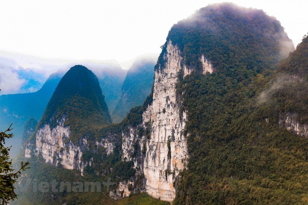 Con đường chinh phục vách đá thần Hà Giang trên đèo Mã Pì Lèng - Ảnh 1.
