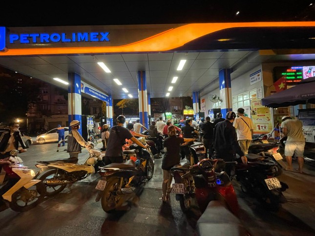 Người Hà Nội khóc thét vì cây xăng đóng cửa, uất ức mua 30.000 đồng/lít ở vỉa hè - Ảnh 4.