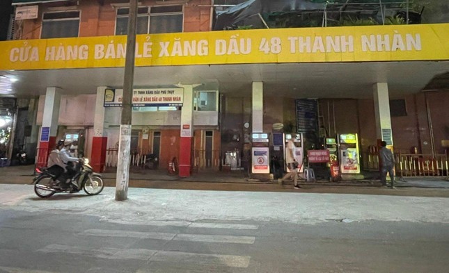 Người Hà Nội khóc thét vì cây xăng đóng cửa, uất ức mua 30.000 đồng/lít ở vỉa hè - Ảnh 3.