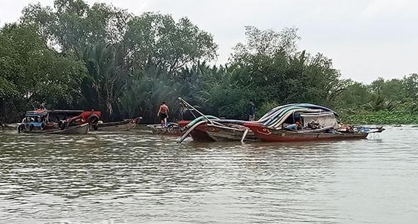 “Cát tặc” ở Đồng Nai lao ghe vào ca nô chở lực lượng chức năng - Ảnh 1.