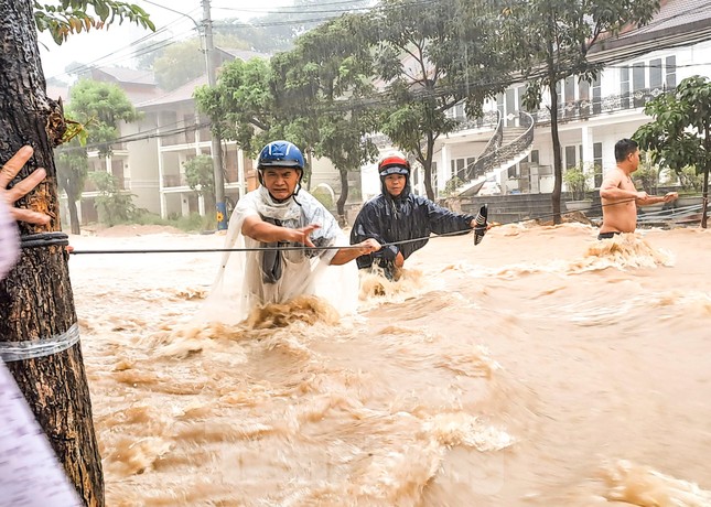 Căng dây giải cứu người đàn ông mắc kẹt giữa dòng nước dữ - Ảnh 4.