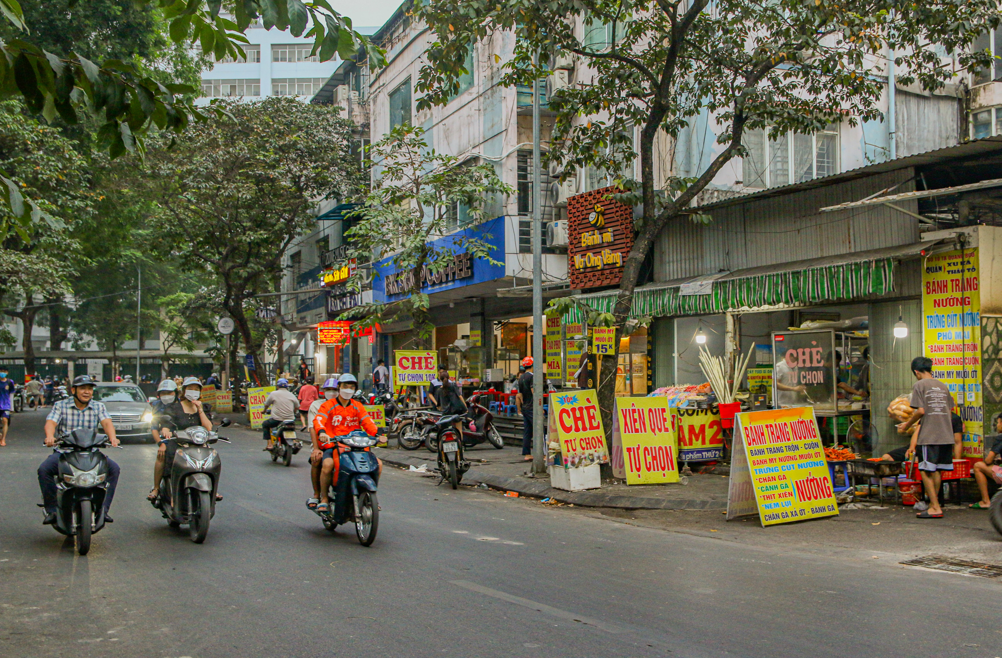 Phường có một nửa diện tích là trường học, xung quanh là thiên đường ăn uống của sinh viên - Ảnh 6.