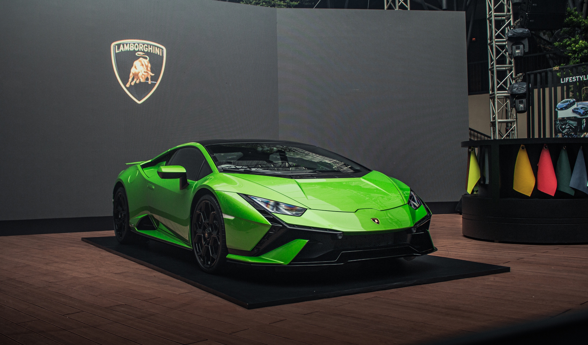 Sếp Lamborghini: Giá siêu xe dễ tiếp cận hơn vì đại lý Việt Nam bán sát giá khuyến nghị - Ảnh 7.