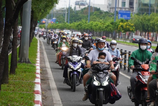 Người TPHCM co ro giữa thời tiết se lạnh như Đà Lạt - Ảnh 1.