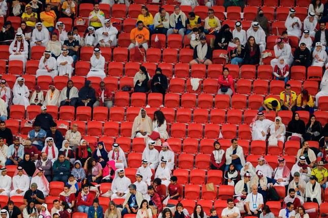 Người hâm mộ Qatar bỏ về giữa chừng và sự thật trần trụi trong ngày khai mạc World Cup 2022 - Ảnh 3.