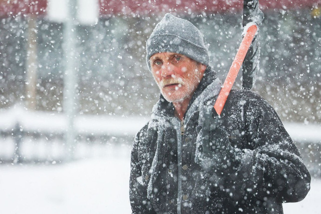 Mỹ khuyến cáo người dân không ra ngoài giữa bão tuyết lịch sử - Ảnh 1.