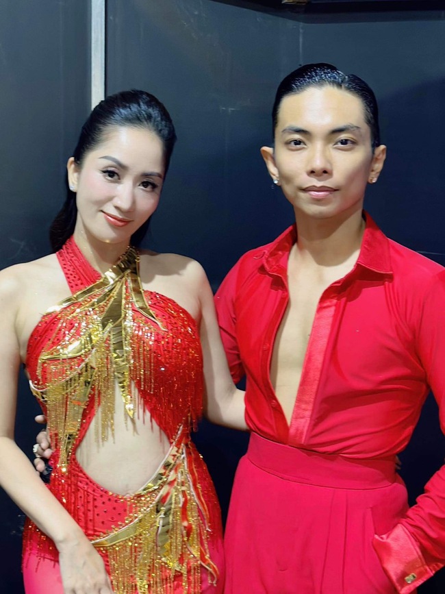  Khánh Thi và Phan Hiển trước lễ cưới: Chồng tặng vợ nhẫn để chạy show, các khâu chuẩn bị dần hoàn thành  - Ảnh 9.