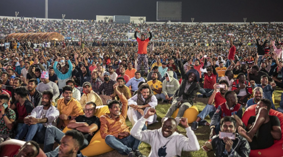 Niềm vui World Cup 2022 của công nhân nhập cư ở Qatar - Ảnh 1.
