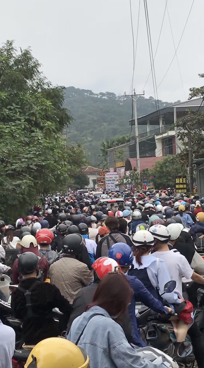  Cảnh tượng đông nghịt trên đường đi Ba Vì “săn” hoa dã quỳ ngày cuối tuần - Ảnh 12.