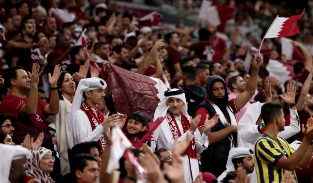 Người hâm mộ Qatar bỏ về giữa chừng và sự thật trần trụi trong ngày khai mạc World Cup 2022 - Ảnh 2.