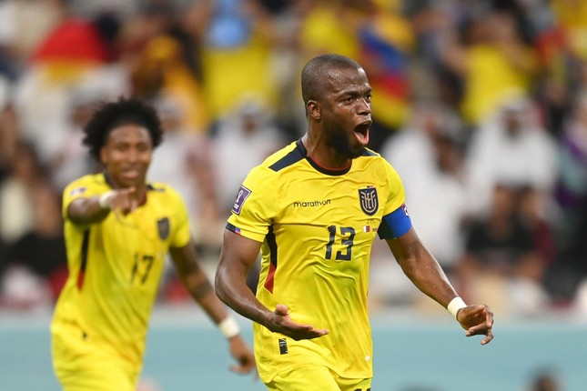 Enner Valencia, từ cậu bé vắt sữa bò, bị cảnh sát rượt trên sân đến người mở hàng World Cup 2022 - Ảnh 1.