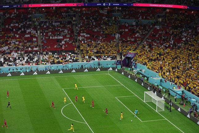 Người hâm mộ Qatar bỏ về giữa chừng và sự thật trần trụi trong ngày khai mạc World Cup 2022 - Ảnh 1.