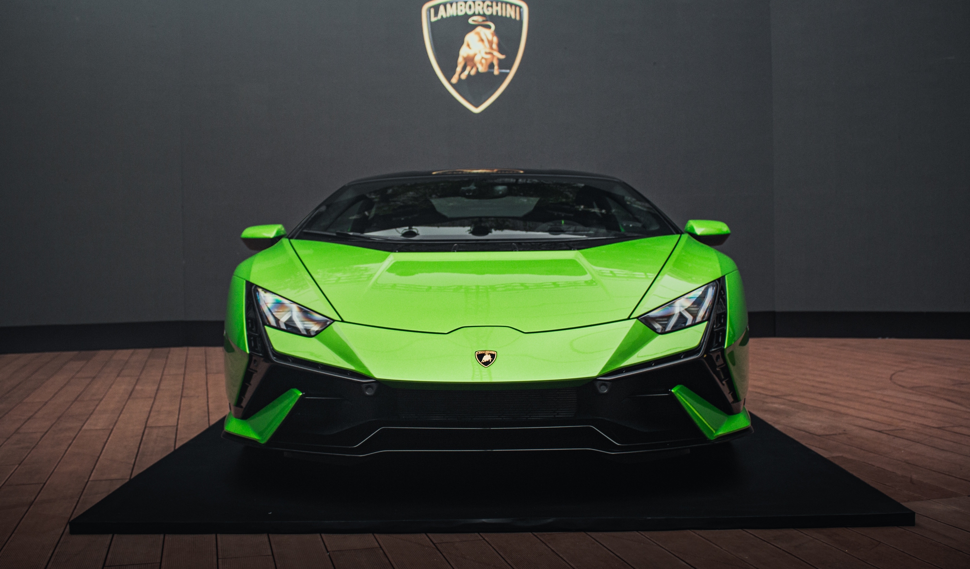 Sếp Lamborghini: Giá siêu xe dễ tiếp cận hơn vì đại lý Việt Nam bán sát giá khuyến nghị - Ảnh 8.