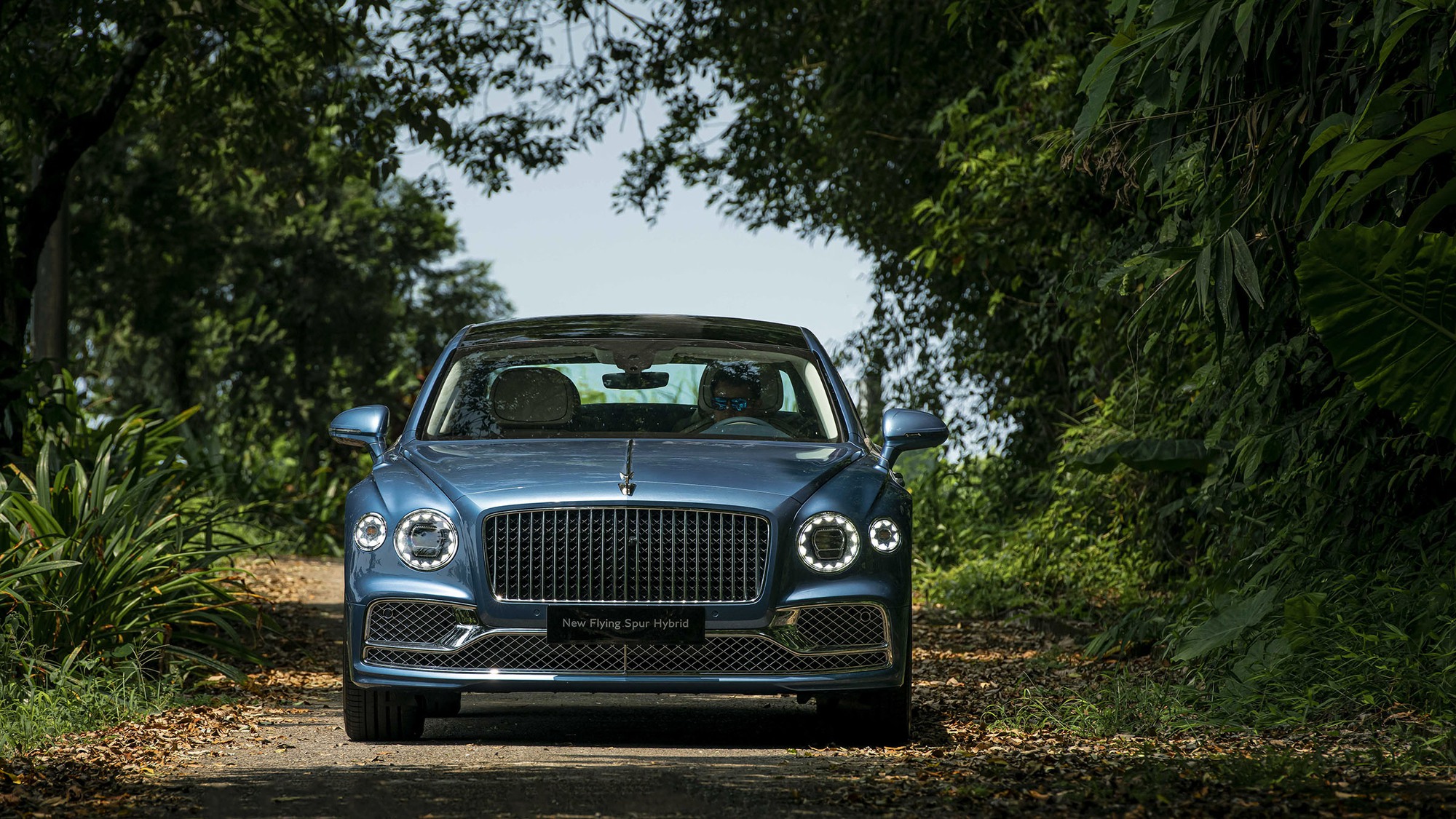 Chùm ảnh Bentley Flying Spur Hybrid tại Việt Nam - Ảnh 1.