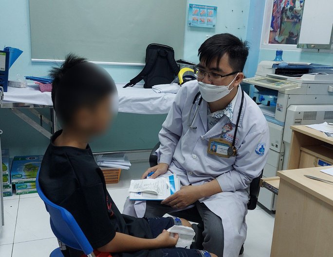 Giật mắt, lắc cổ - bệnh đến từ tivi, điện thoại - Ảnh 1. Giật mắt, lắc cổ - bệnh đến từ tivi, điện thoại - Ảnh 1.