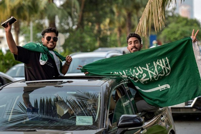 CĐV Saudi Arabia xả súng ăn mừng sau thắng lợi vĩ đại trước Argentina - Ảnh 1.