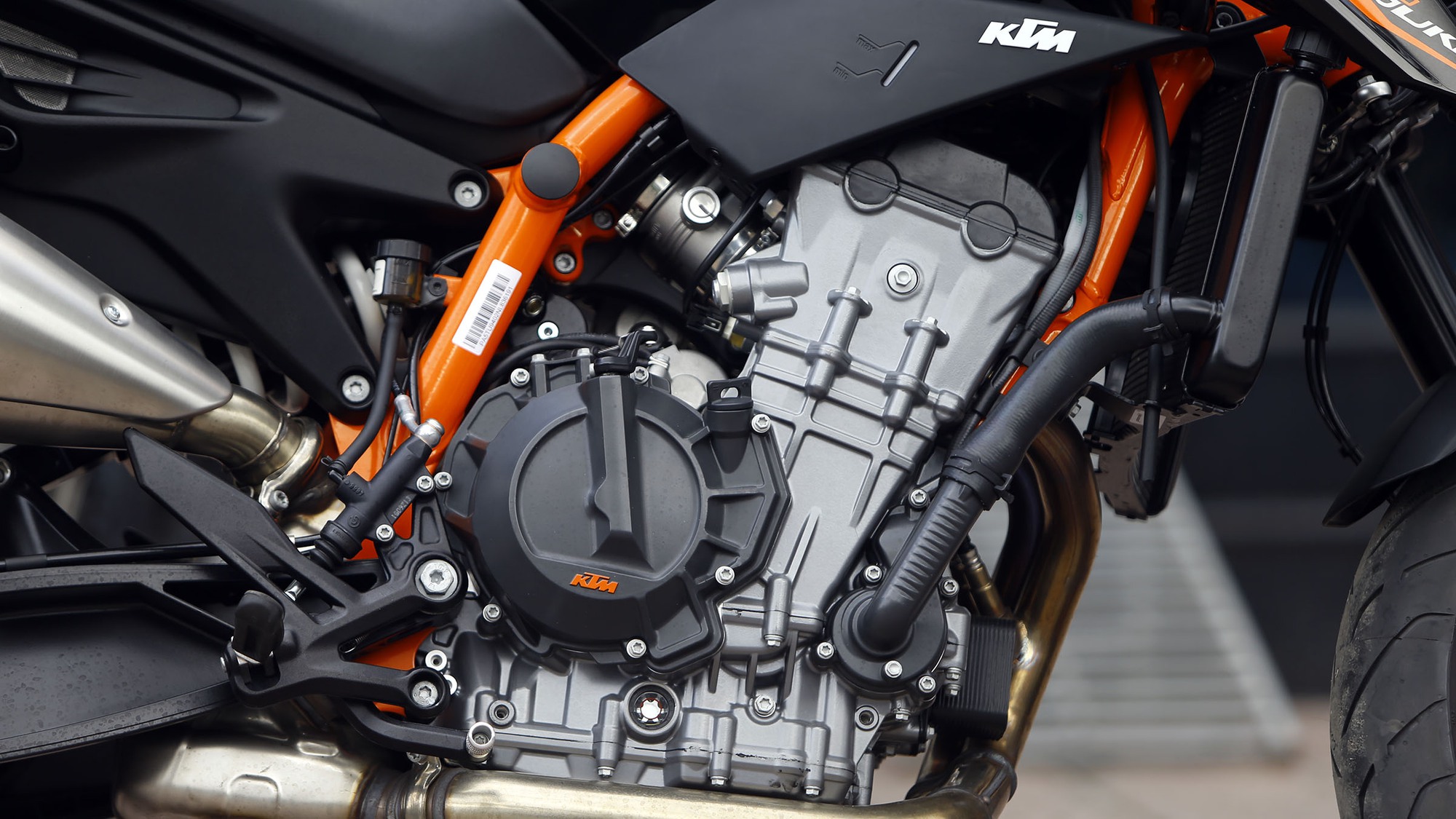 Thế giới 2 bánh: KTM 890 Duke R – Món lạ Châu Âu - Ảnh 2.