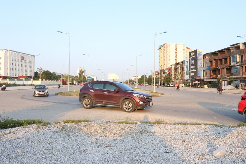 Nghệ An: Chủ đầu tư nói gì về dự án 1km đường làm gần 2 thập kỷ? - Ảnh 3. Nghệ An: Chủ đầu tư nói gì về dự án 1km đường làm gần 2 thập kỷ? - Ảnh 3.