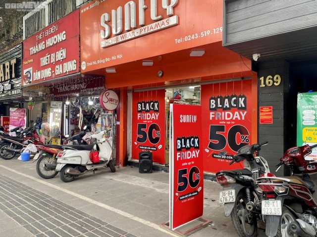  Black Friday: Thời trang giảm giá sập sàn tới 80%, khách vẫn thờ ơ  - Ảnh 7.