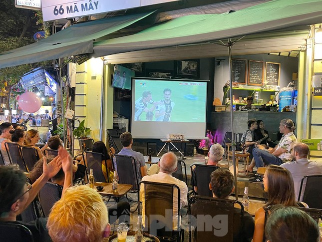 Người dân phố cổ Hà Nội bê tivi ra vỉa hè xem World Cup - Ảnh 4.