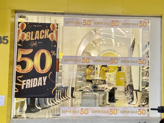  Black Friday: Thời trang giảm giá sập sàn tới 80%, khách vẫn thờ ơ  - Ảnh 6.